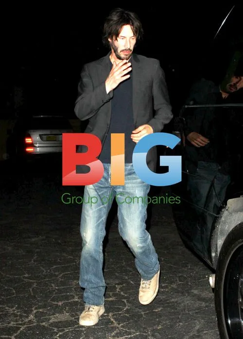 Keanu Reeves and Girlfriend Dine at Ago