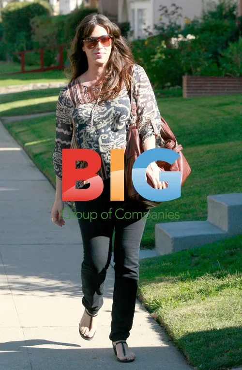 Pregnant Alanis Morissette Leaves Home
