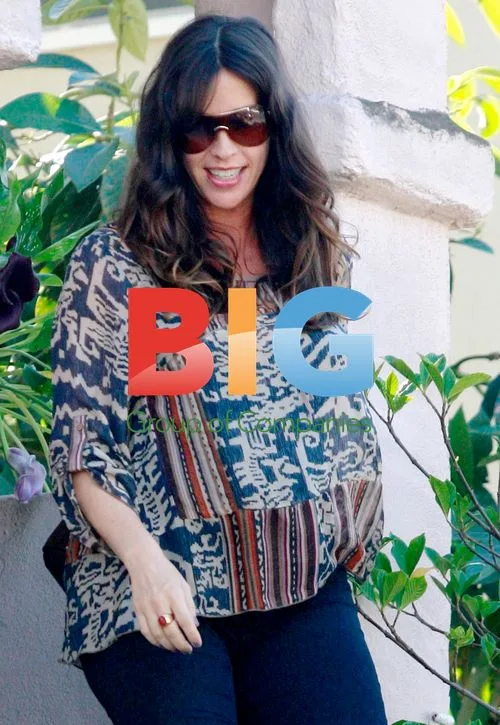 Alanis Morissette Leaves Home Pregnant