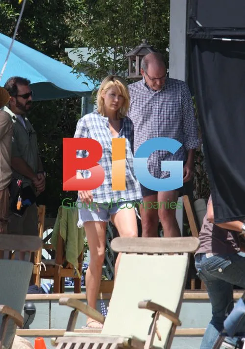 Justin Timberlake, Jenna Elfman, and Mila Kunis on "Friends with Benefits" set