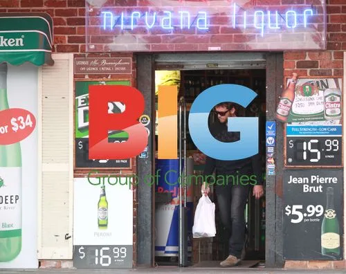 Sam Worthington stops at bottle shop with friends