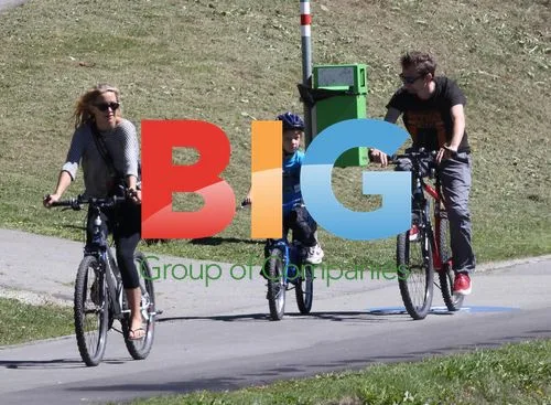 Kate Hudson and Matthew Bellamy bike ride