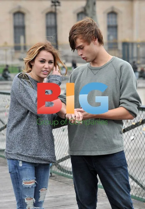 Miley, Ashley & Douglas on 'LOL' set