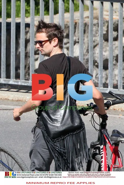 Kate Hudson and Matthew Bellamy bike ride with son