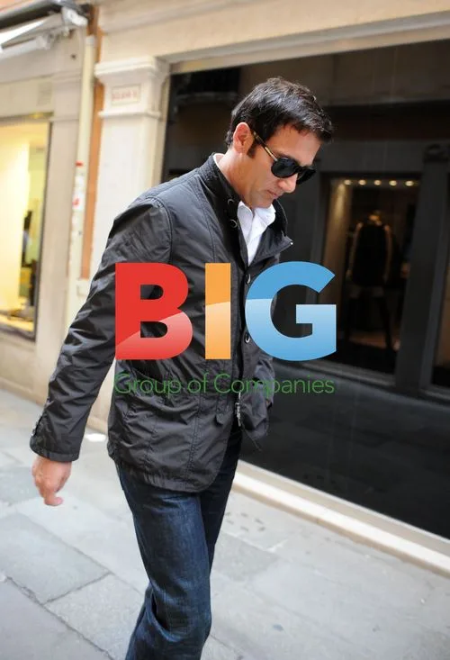 Clive Owen strolling in Venice