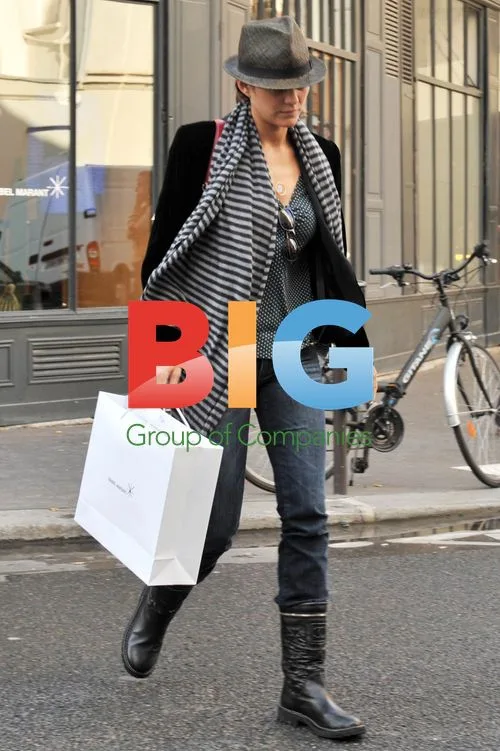 Marion Cotillard Shopping in Paris