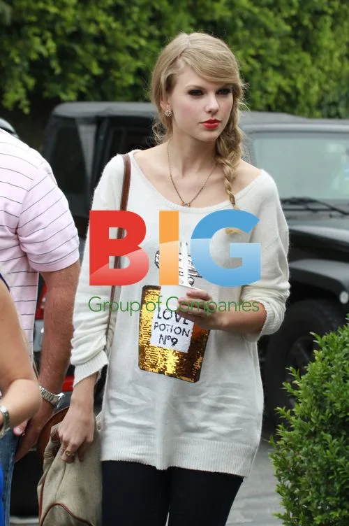 Taylor Swift Grabs Yogurt in Westwood