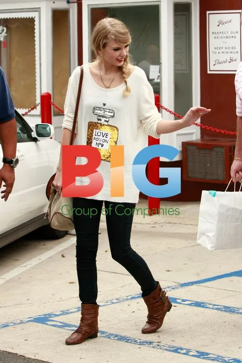 Taylor Swift Shopping in Westwood