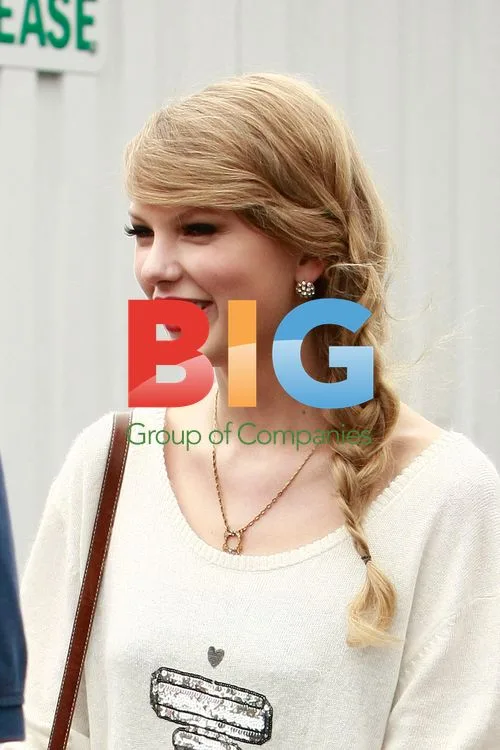 Taylor Swift shopping in Westwood