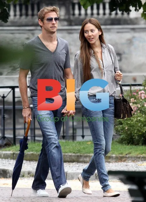 Jenson Button and Jessica Michibata take romantic walk