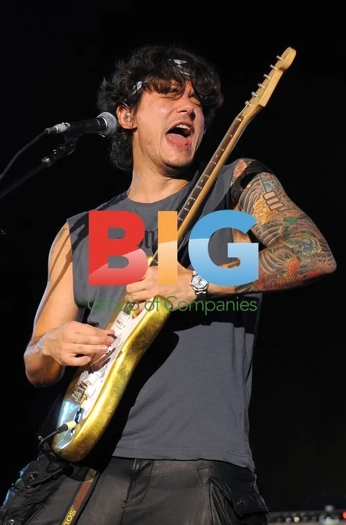 John Mayer Performs on Final '10 Tour