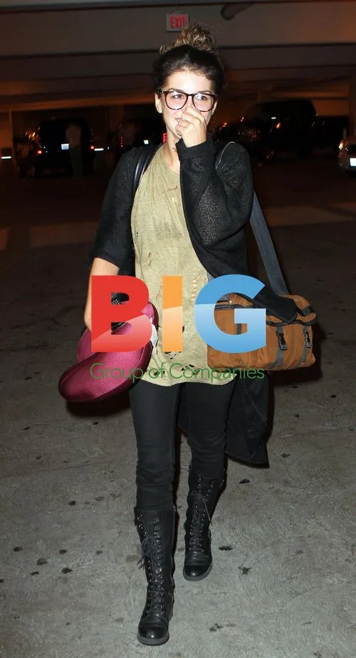 Shenae Grimes at LAX with no makeup