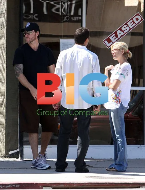 Tori Spelling and Dean McDermott Check Out Retail Space