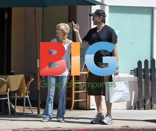 Tori Spelling and Dean McDermott Look at Retail Spaces