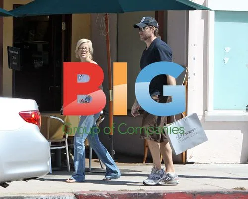 Tori Spelling and Dean McDermott Check Out Retail Space