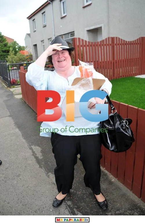 Susan Boyle Poses with Friends