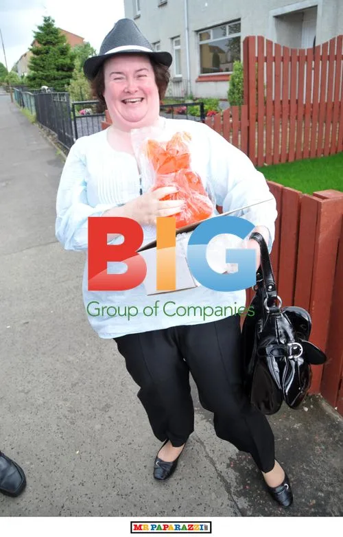 Susan Boyle and Fan Pose with Jelly Baby