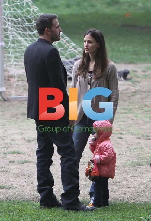 Jennifer Garner, Ben Affleck, & Daughters at Park