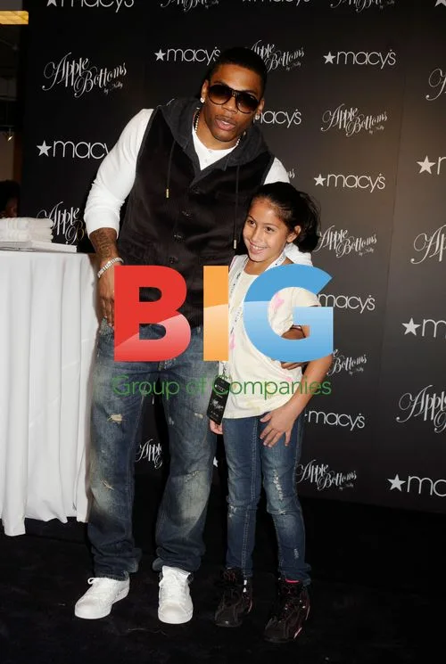 Nelly Showcases Apple Bottoms at Macy\'s