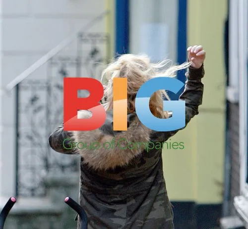 Geri Halliwell Runs Errands