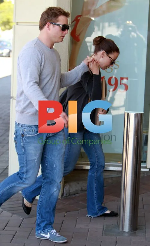 Kate Ritchie and Stuart Webb Shopping in Sydney