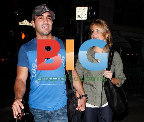 Ali Fedotowsky and Roberto Martinez leave restaurant