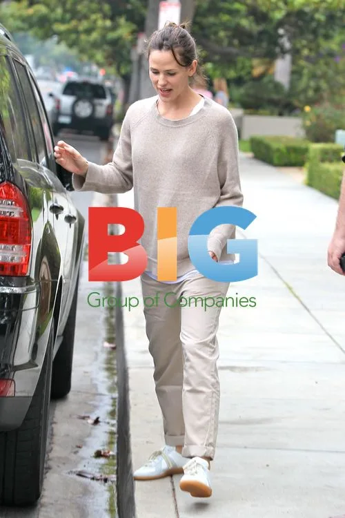 Jennifer Garner runs errands with daughter