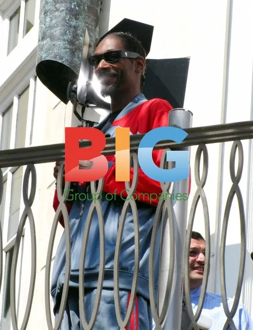 Snoop Dogg visits "Extra"