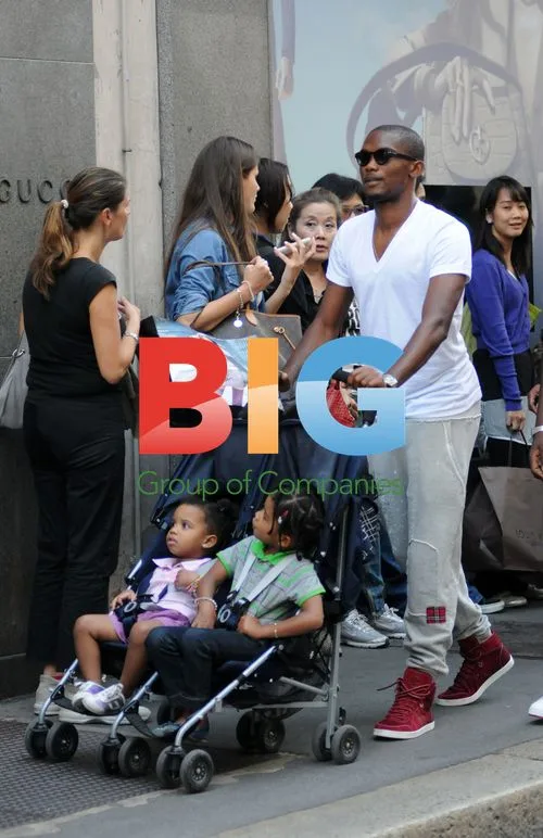 Samuel Eto'o Shopping with Daughters