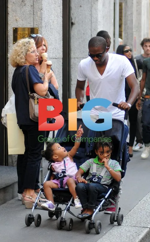 Samuel Eto'o Shopping with Daughters