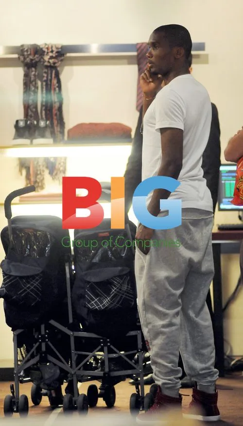 Samuel Eto'o Shopping with Daughters in Milan