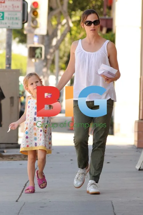 Jennifer Garner and Violet Affleck Get Frozen Yogurt