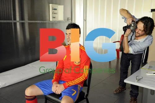 Michael Wade measures David Villa and Andres Iniesta