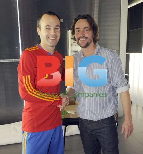 Michael Wade measures David Villa and Andres Iniesta