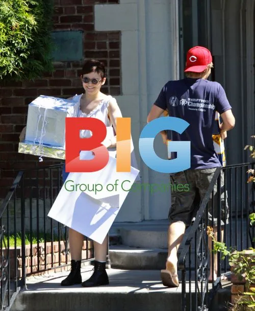 Ginnifer Goodwin and Boyfriend Bring Gifts