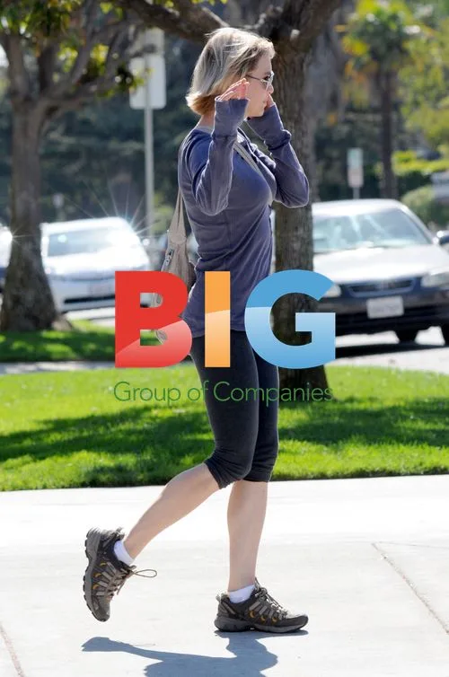 Renee Zellweger Shopping in Santa Monica
