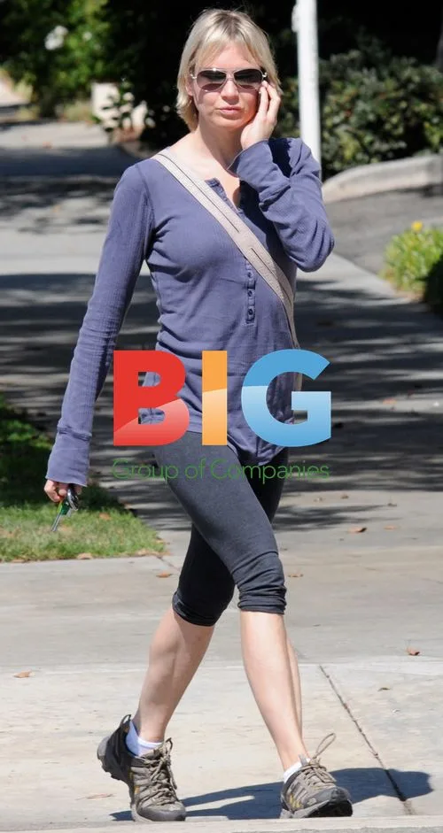 Renee Zellweger Shopping in Santa Monica