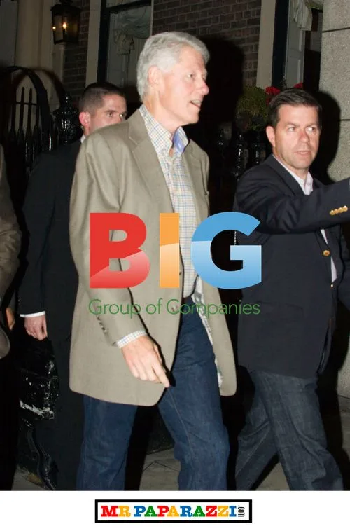 Bill Clinton walks in Dublin with bodyguards