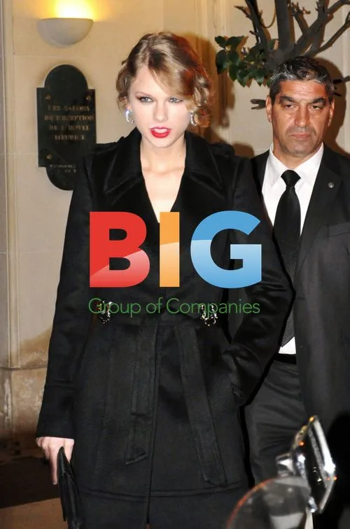 Taylor Swift Greets Fans in Paris