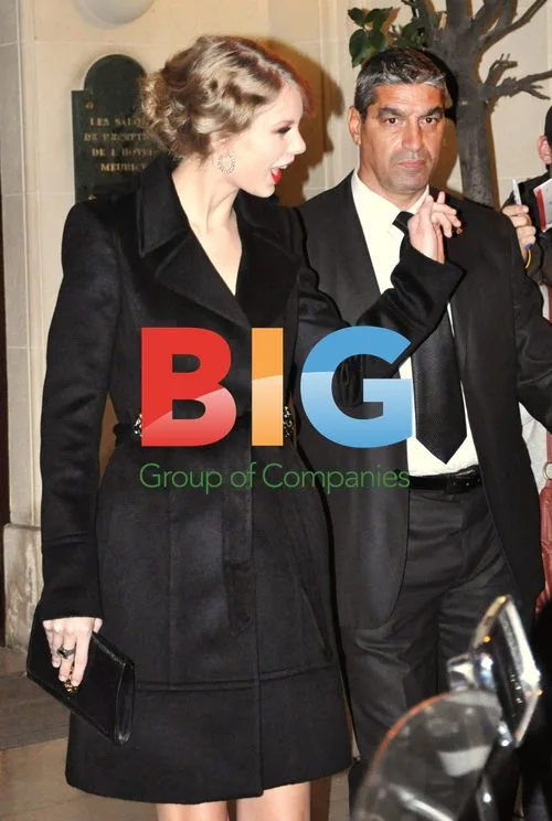 Taylor Swift Greets Paris Fans