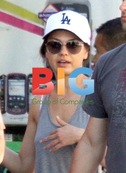 Mila Kunis Out With Friends in Venice Beach