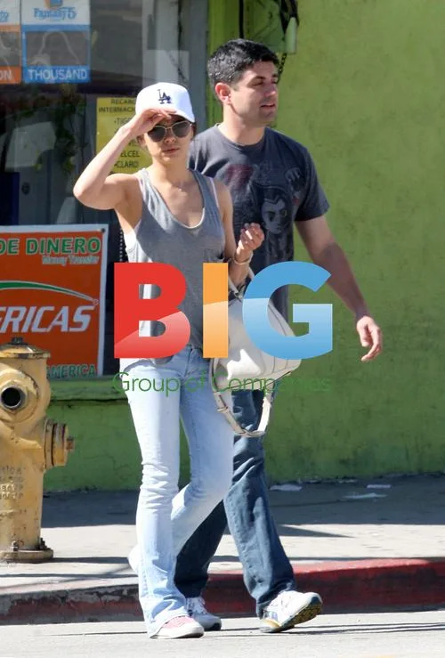 Mila Kunis Out with Friends in Venice Beach