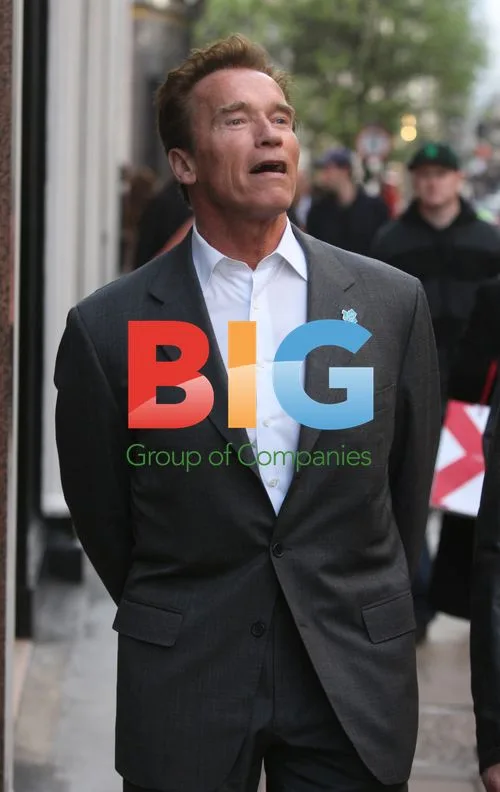 Arnold Schwarzenegger Window Shopping