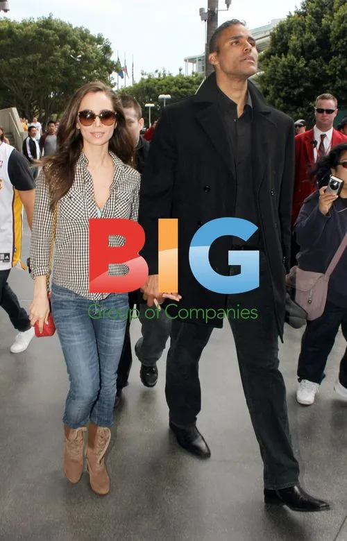 Eliza Dushku and Rick Fox at Laker Game