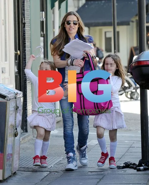 Elen Rivas with daughters in London