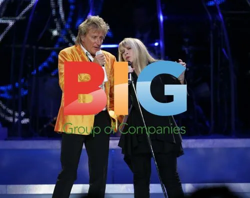 Rod Stewart and Stevie Nicks perform