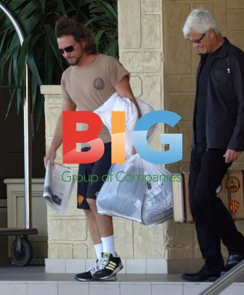Eddie Vedder Leaves Hotel for Concert in Perth