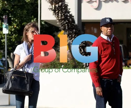 Russell Simmons leaves Fred Segal with woman