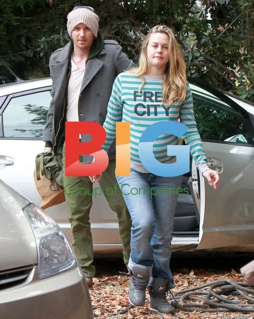 Alicia Silverstone arriving in Santa Barbara