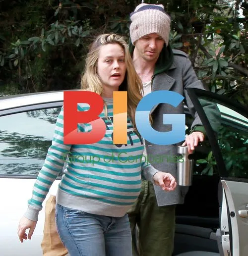 Alicia Silverstone Arrives at Hotel